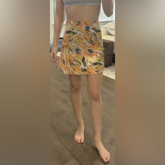 NWT - Lulu’s Pink/Orange Abstract Print Satin Mini Skirt - Size XS - Picture 9 of 11